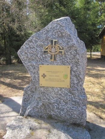 Paavo Korven muistomerkki Jyringin koulun pihalla